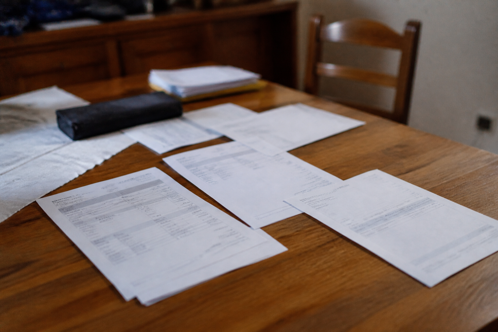 Plusieurs devis papier compares sur une table