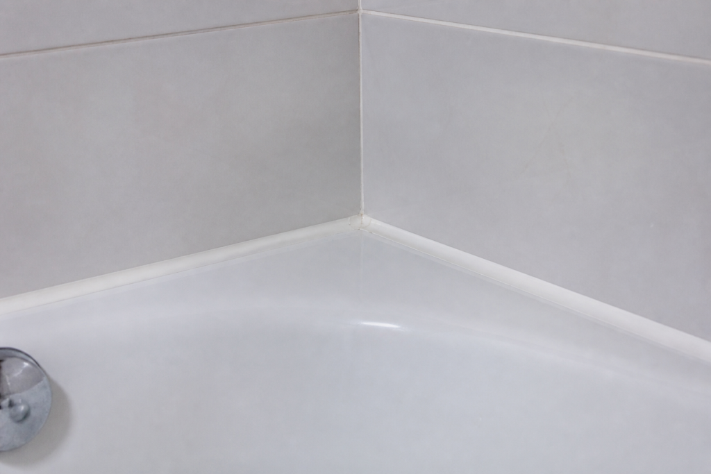 Joint silicone blanc etanche baignoire carrelage mur