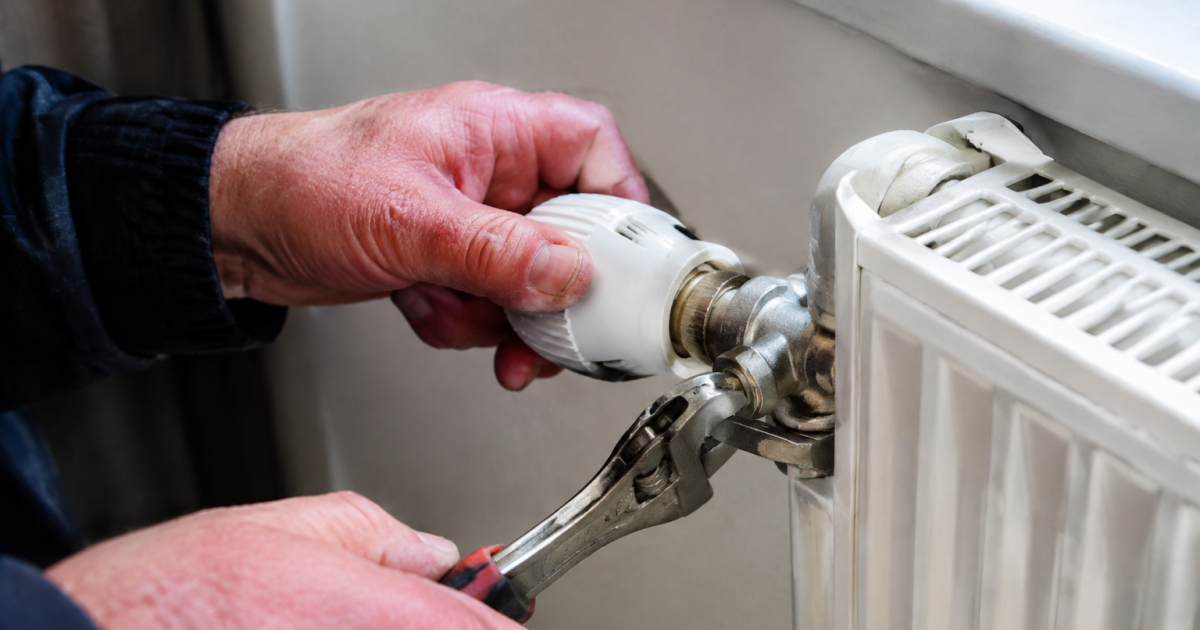 Mains rouges changent robinet blanc radiateur
