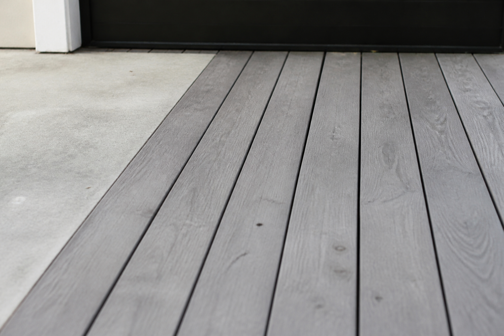 Planches bois grises posees sur dalle beton