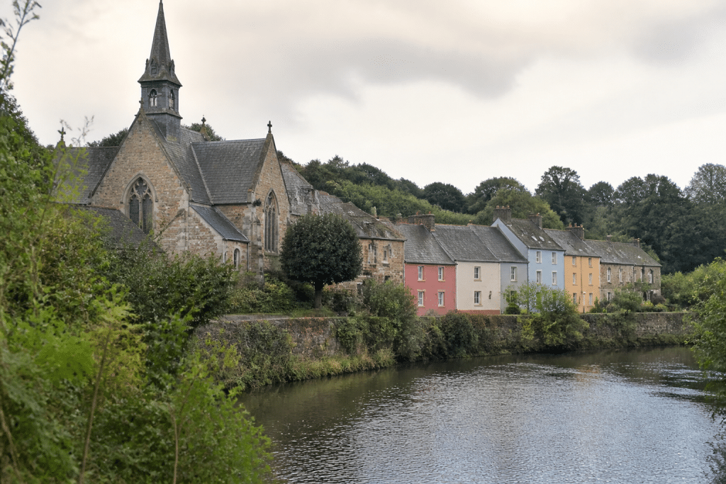 Eglise et maisons colorées près de rivière bretonne