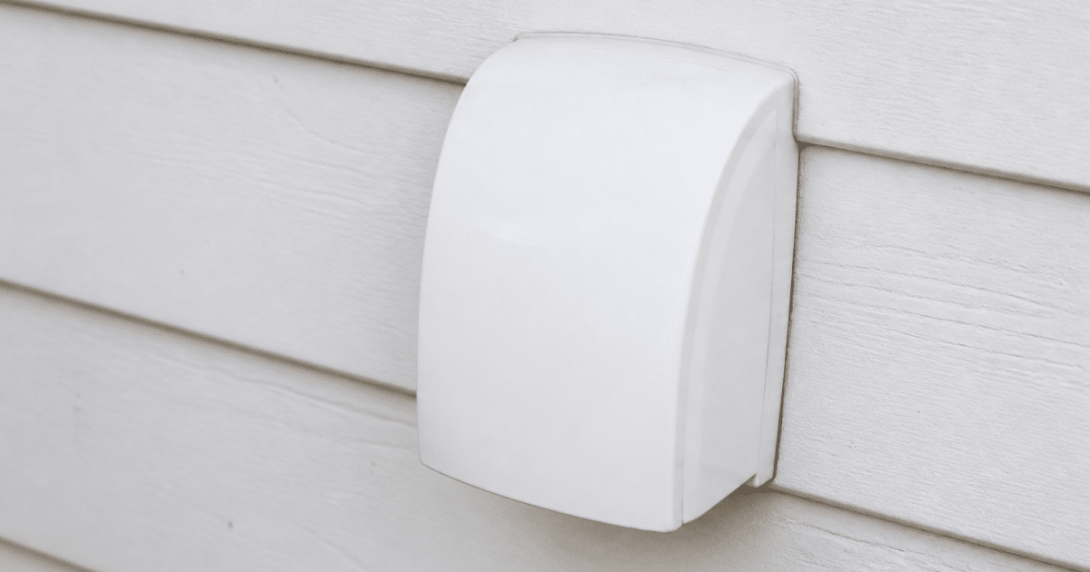 Unite exterieure blanche fixee au mur blanc horizontal