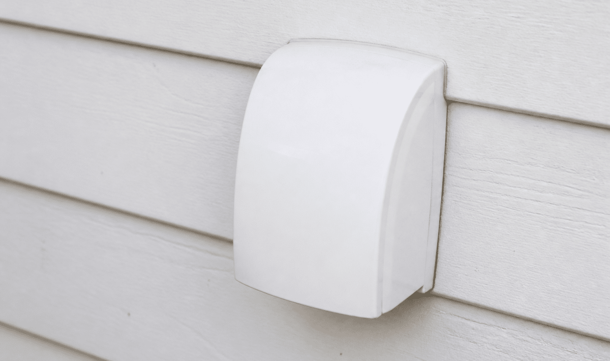 Unite exterieure blanche fixee au mur blanc horizontal