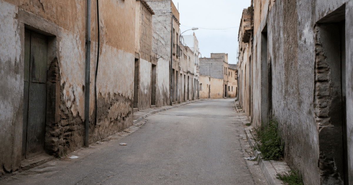 rues desertes de quartier urbain avec batiments delabres