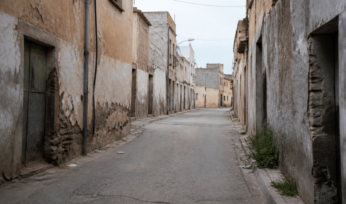 rues desertes de quartier urbain avec batiments delabres