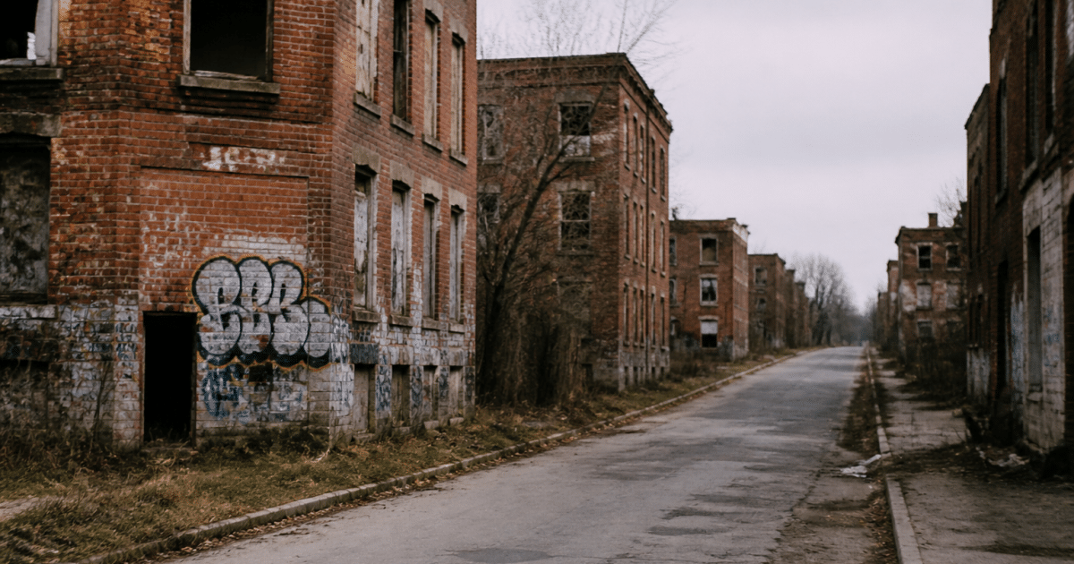 Rues délabrées avec immeubles abandonnés et graffitis visibles