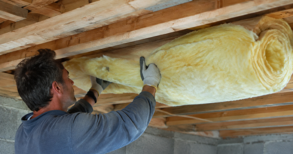 Rouleau isolant fibre etire entre poutres charpente bois