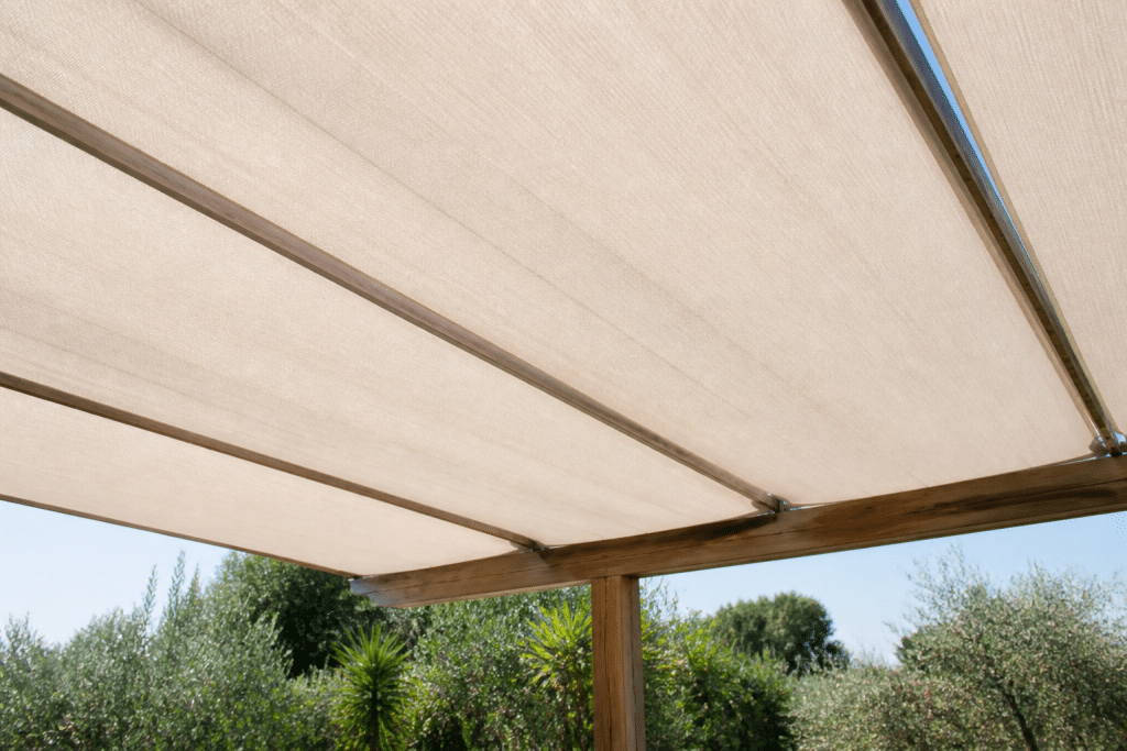 Tissu beige tendu sur structure pergola bois