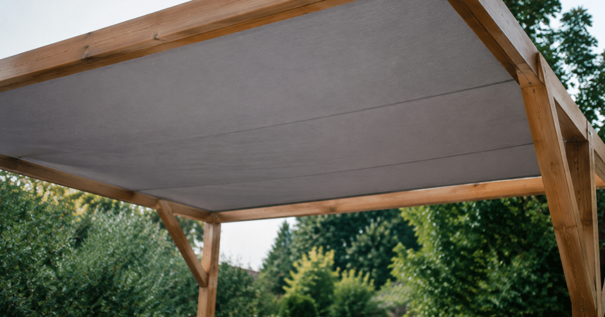 Toile grise tendue horizontalement sur structure pergola bois
