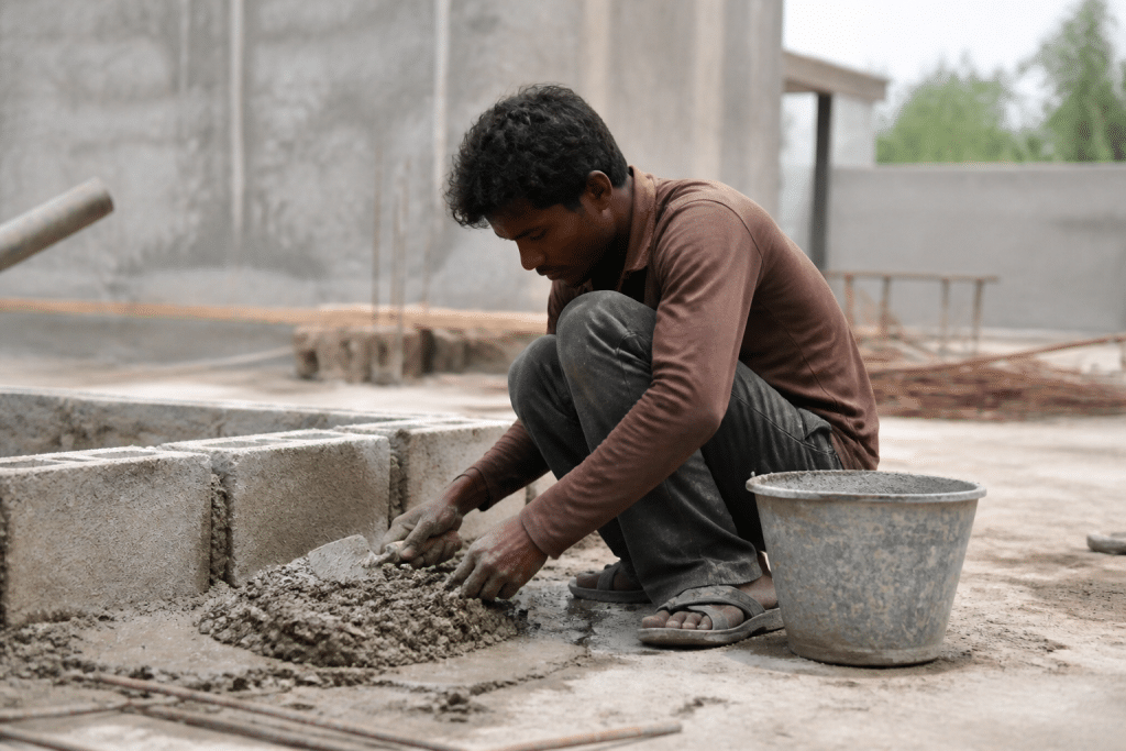Ouvrier sans assurance travaillant sur chantier sans documents officiels