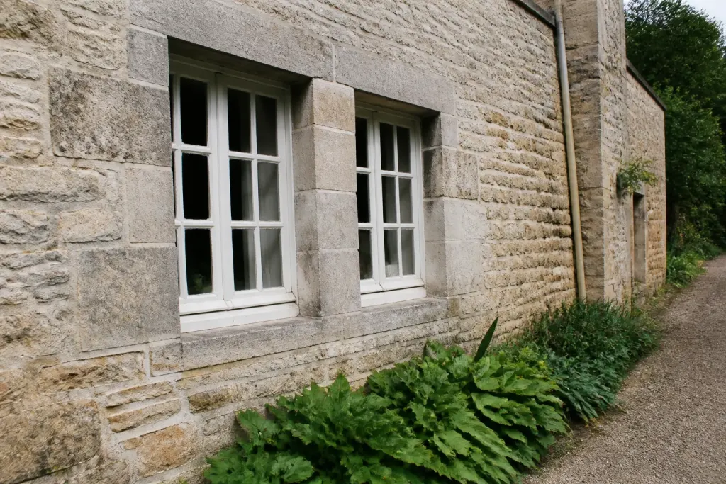 Ancienne batisse avec fenetres doubles et murs isoles