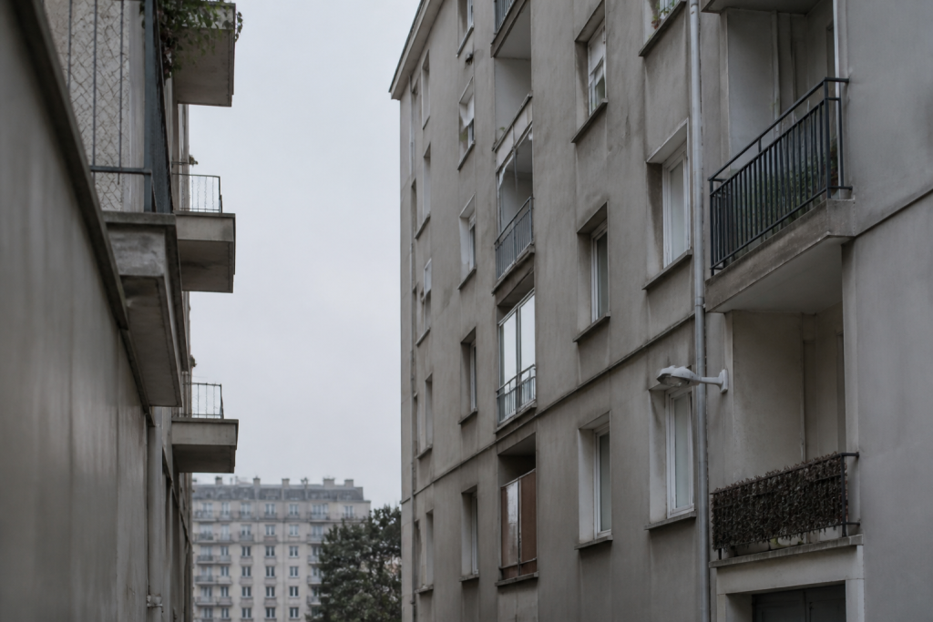 batiments gris avec balcons dans secteur urbain francais