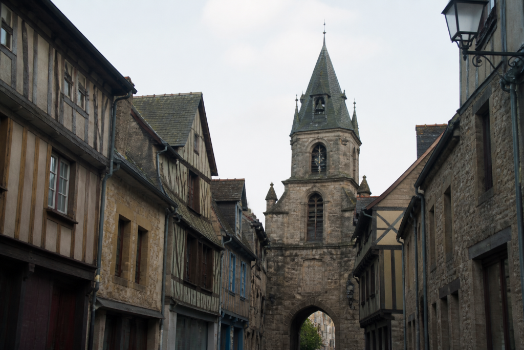 Beffroi medieval avec commerces et rues