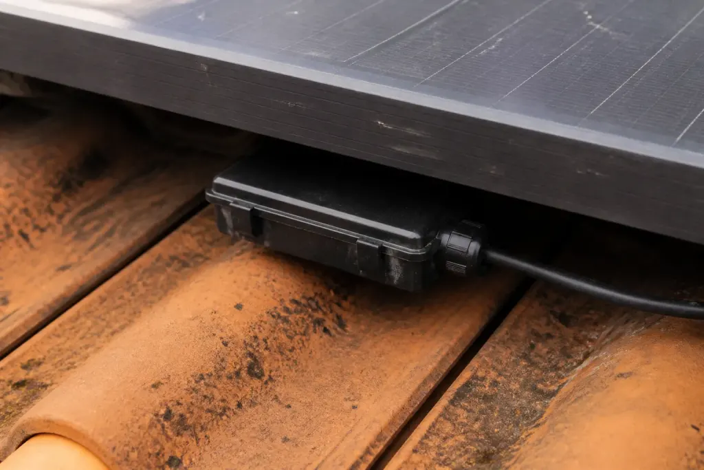 Boitier noir fixe sous panneau solaire en toiture