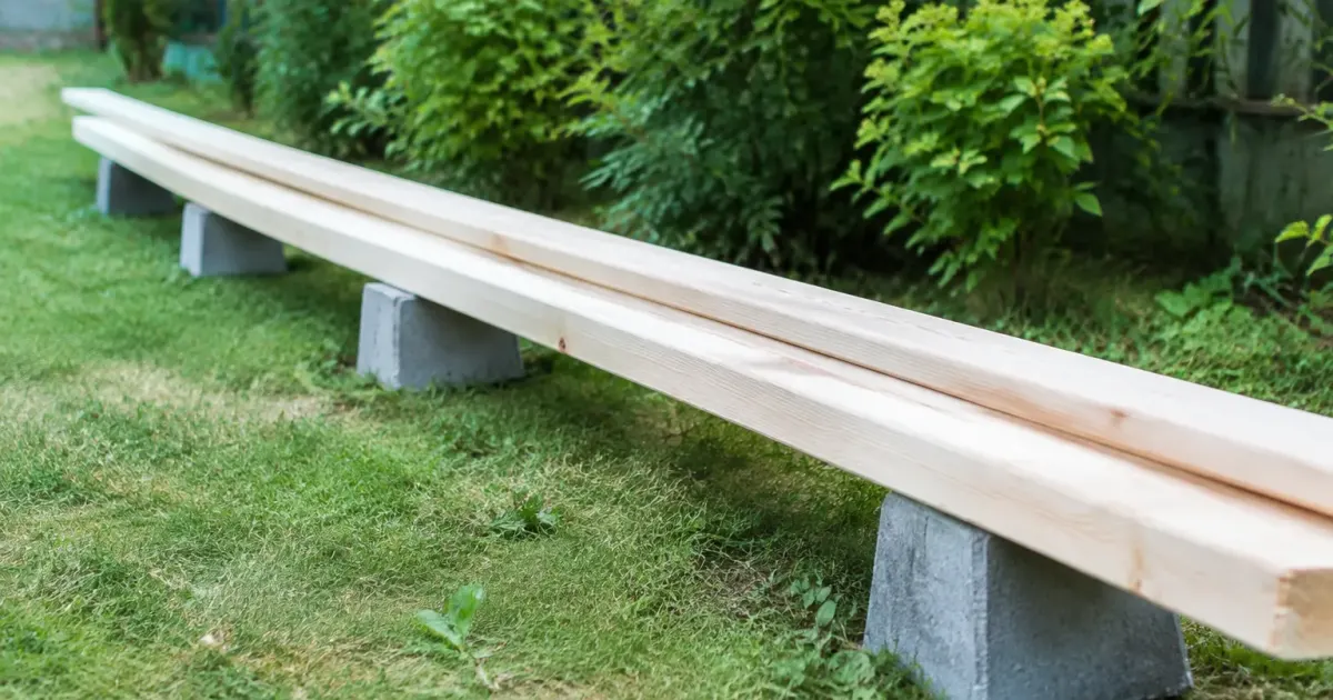 Lames claires alignees sur petits supports gris dans jardin