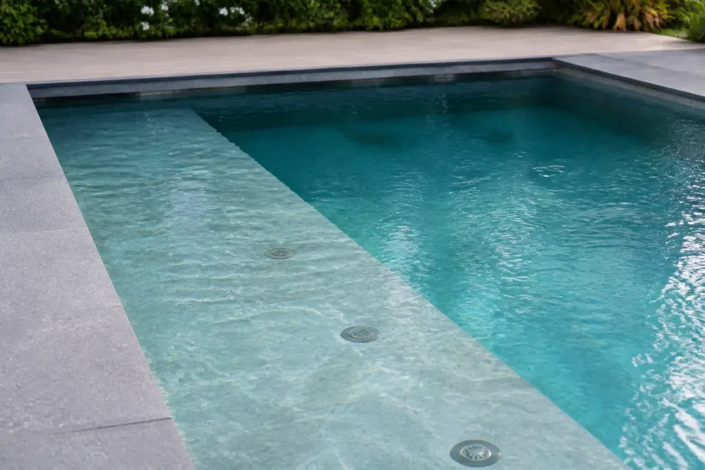 Piscine avec banquette immergee et buses de refoulement