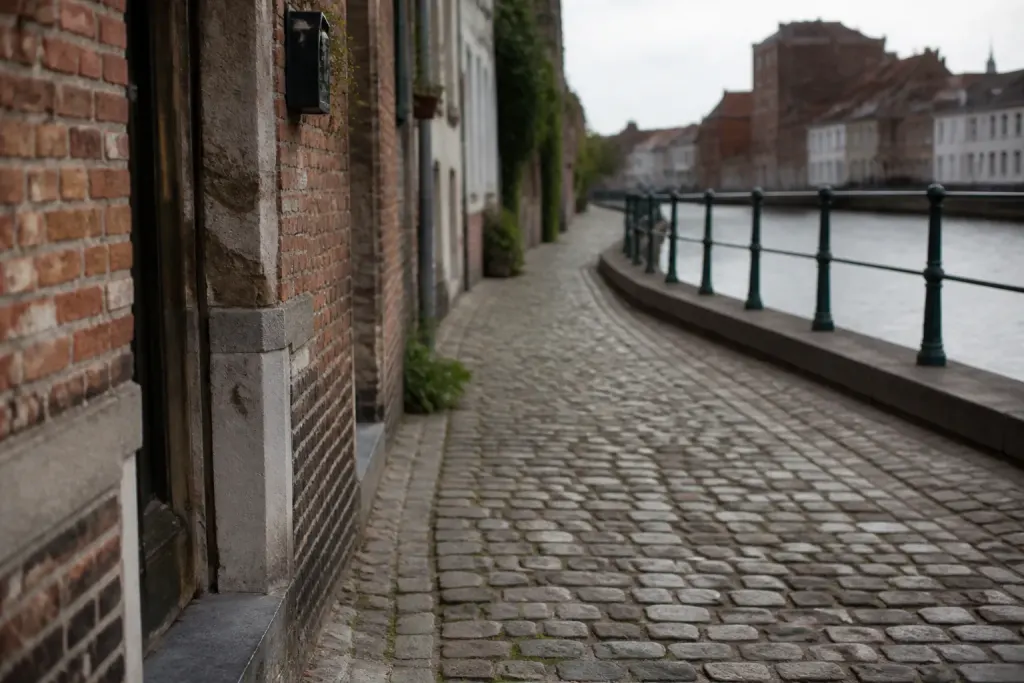 Rue pavee pres du canal avec facades de briques