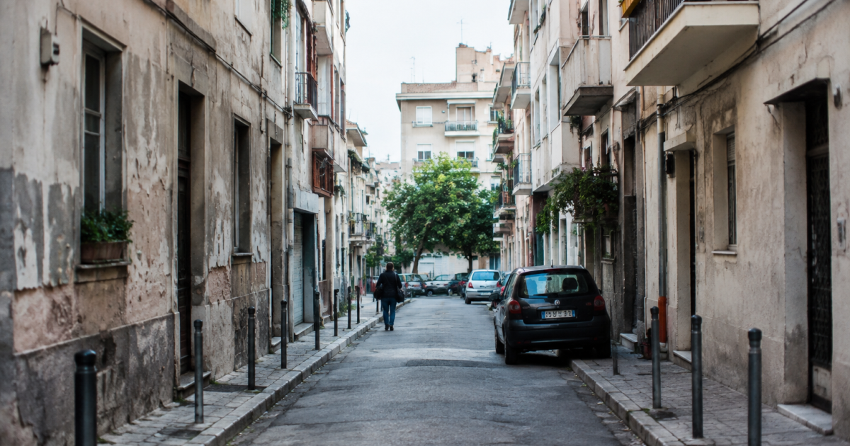 rue urbaine encadree par immeubles aux facades delabres