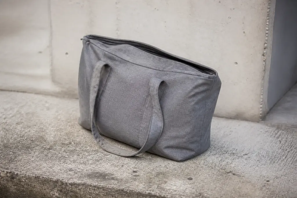 Lourd sac gris reposant sur beton