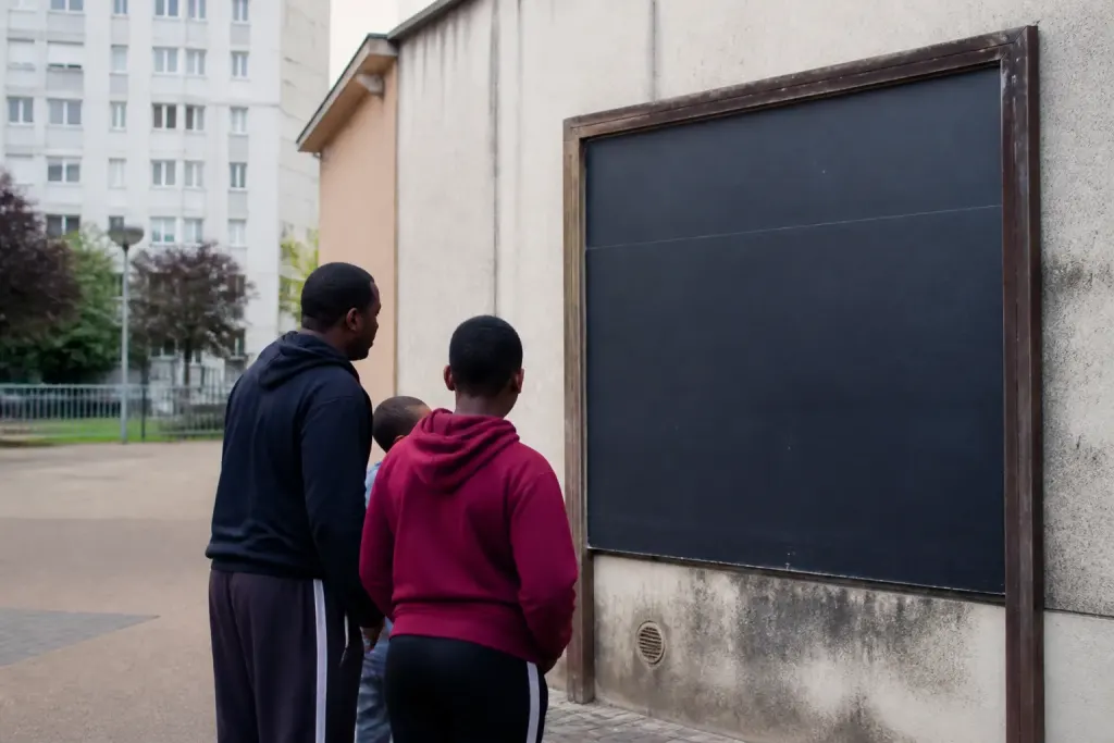 Donnees statistiques delinquance afficees tableau noir quartier
